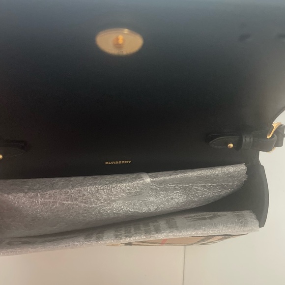 Burberry Black and Tan Crossbody Bag with Iconic Design - Picture 6 of 6